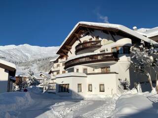 01. Catered chalet Elfriede Fiss Parkeerzijde