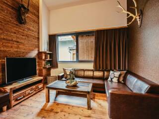 09. Catered chalet Christiane Sankt Anton Woonkamer met tv