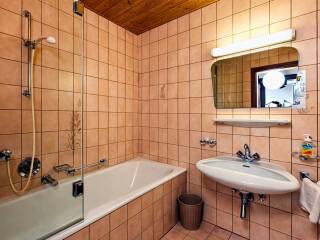 10. Catered chalet Romantik Soelden Badkamer met bad 1