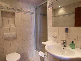 11. Catered chalet Tirolerhof Apart Serfaus Badkamer