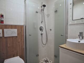 13. Catered chalet Alpensport Saalbach Hinterglemm Badkamer eenpersoons 