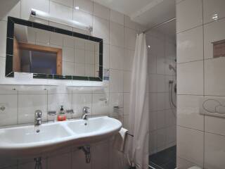 13. Catered chalet Elfriede Fiss Badkamer Appartement 1