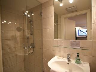 14. Catered chalet Hans Sankt Anton Badkamer