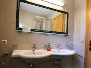 24. Catered chalet Elfriede Fiss Vierpersoonsappartement badkamer Zimmer 18