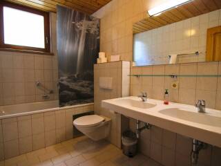 27. Catered chalet Elfriede Fiss Badkamer Appartement C