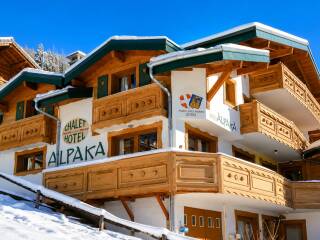 02. Catered chalet Alpaka Chatel Aanzicht blauwe lucht