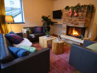 07. Catered chalet Stratus Sankt Anton Woonkamer met open haard