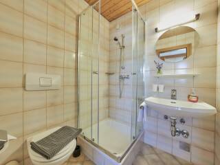 10. Catered chalet Sonnwend Fieberbrunn Badkamer drie personen